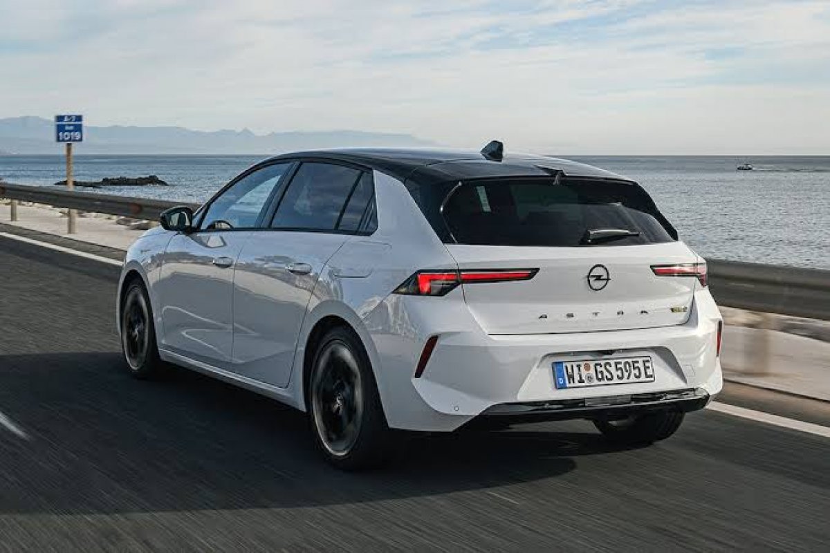 [Opel Astra ganha novas opções híbridas na Europa ]